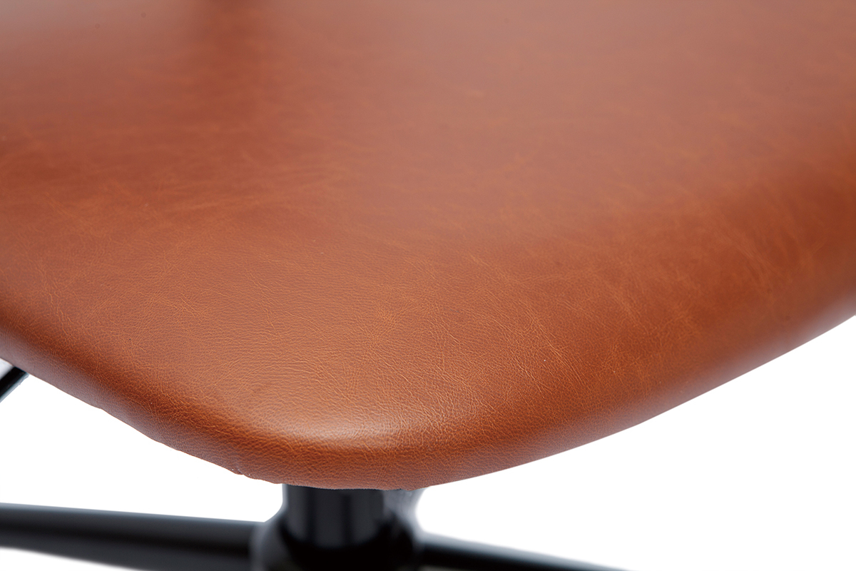 Gros plan de l'assise en cuir marron de la chaise de bureau LAB.