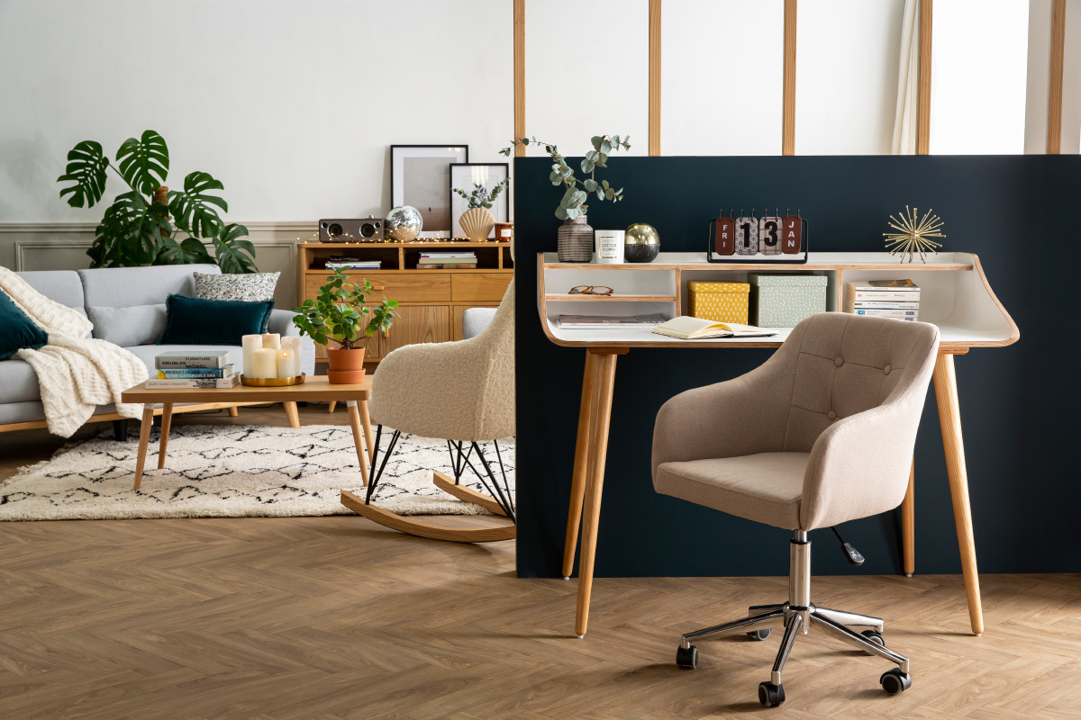 Chaise de bureau capitonn�e devant un bureau en bois, dans un salon ameubl�.