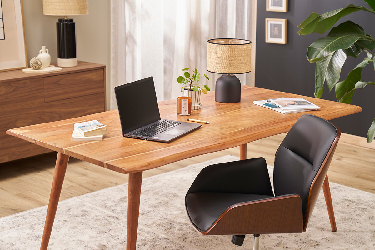 Chaise de bureau design pr�s d'un bureau en bois avec ordinateur et lampe.