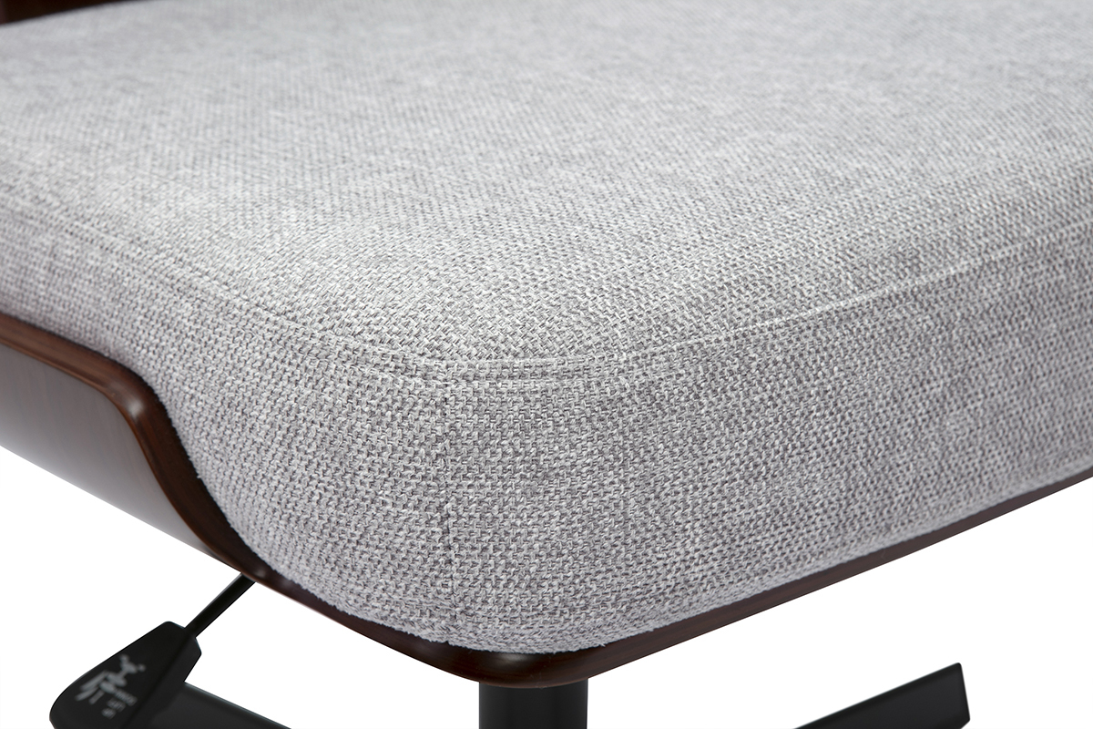 Gros plan sur l'assise en tissu effet velours textur� gris de la chaise HANZ.