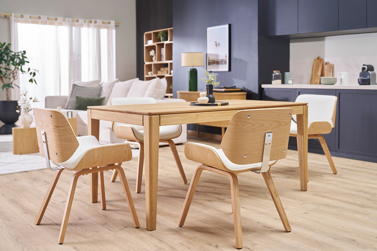 Salle � manger avec chaises design blanches et bois fonc� RUBBENS autour d'une table en bois.