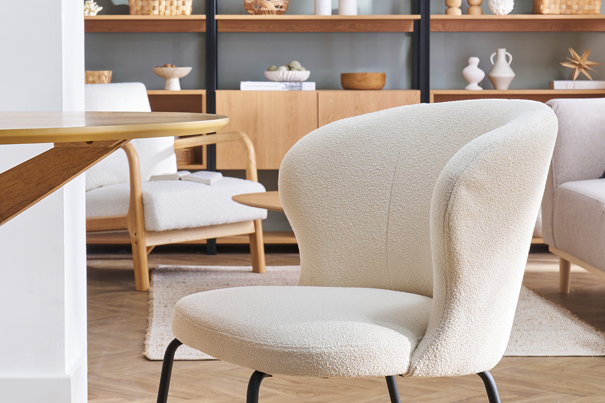 Chaise design blanche en tissu effet laine boucl�e et m�tal noir YDA