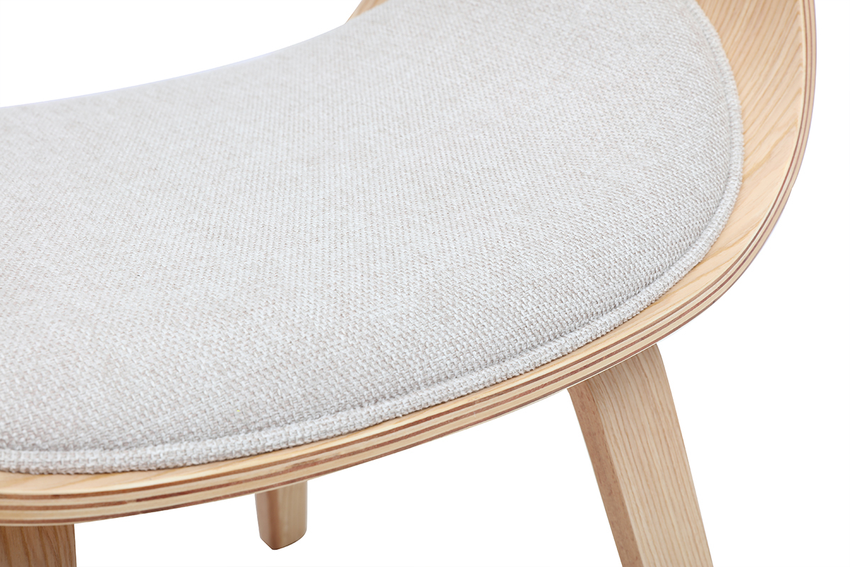 D�tail de la chaise design BENT en tissu beige et bois clair, vue rapproch�e du coussin.
