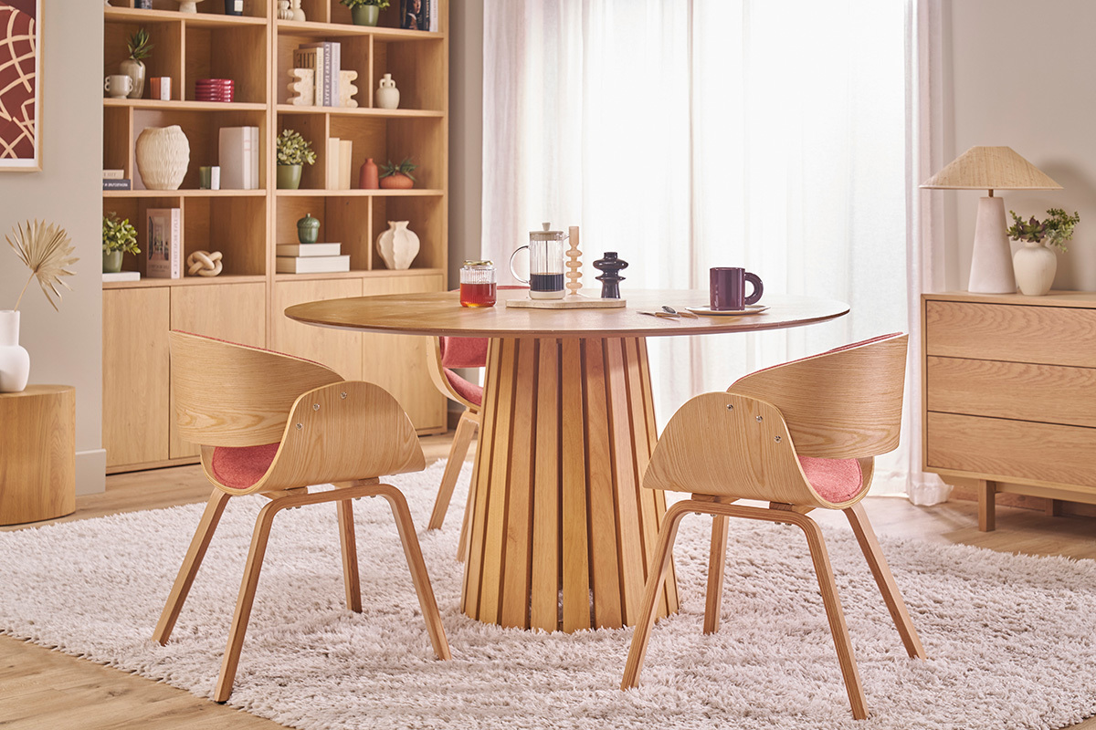 Chaise design BENT en tissu terracotta et bois clair, vue d'ensemble autour d'une table en bois.