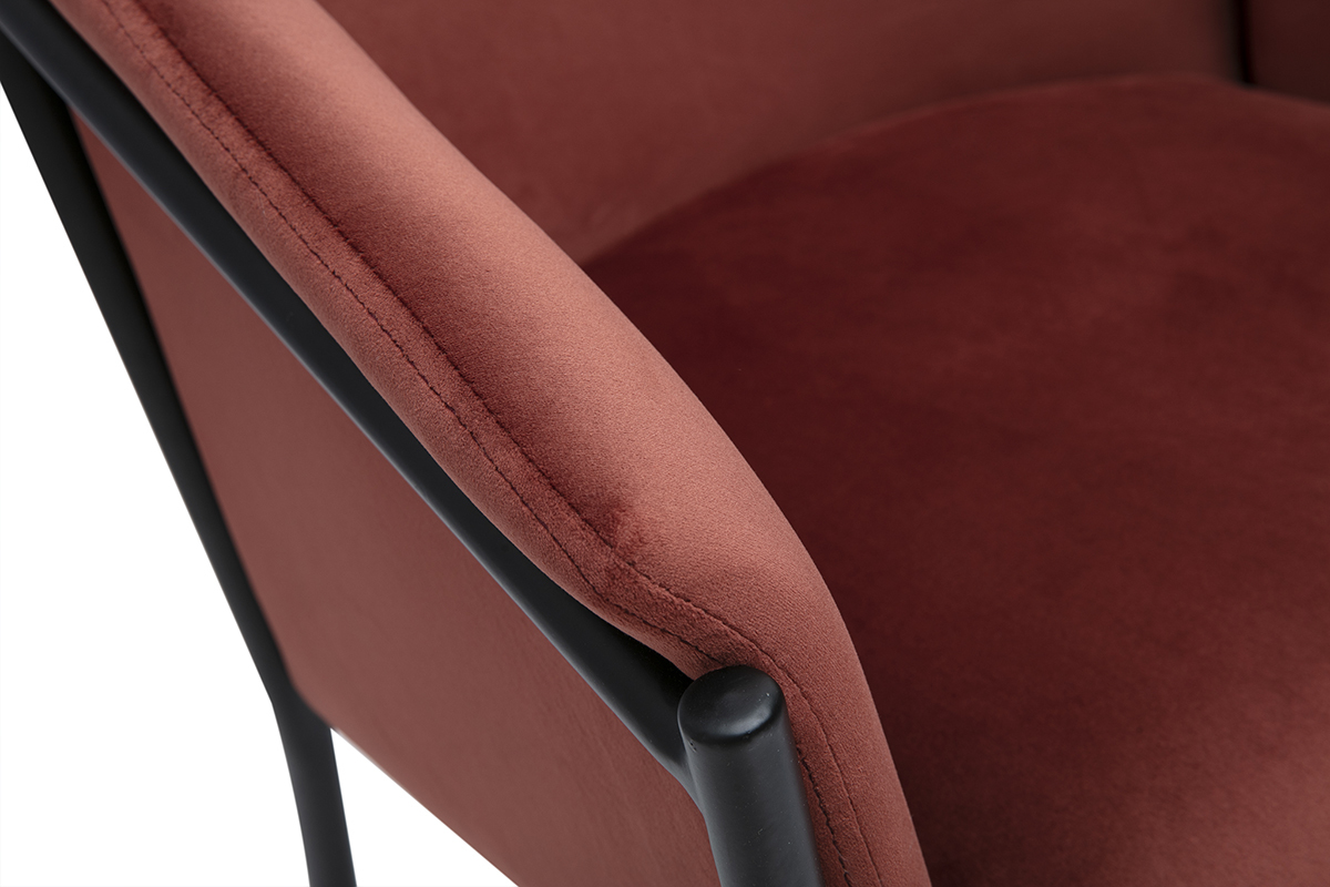 Chaise en tissu velours rouge tomette et m�tal noir, design BRIANE.