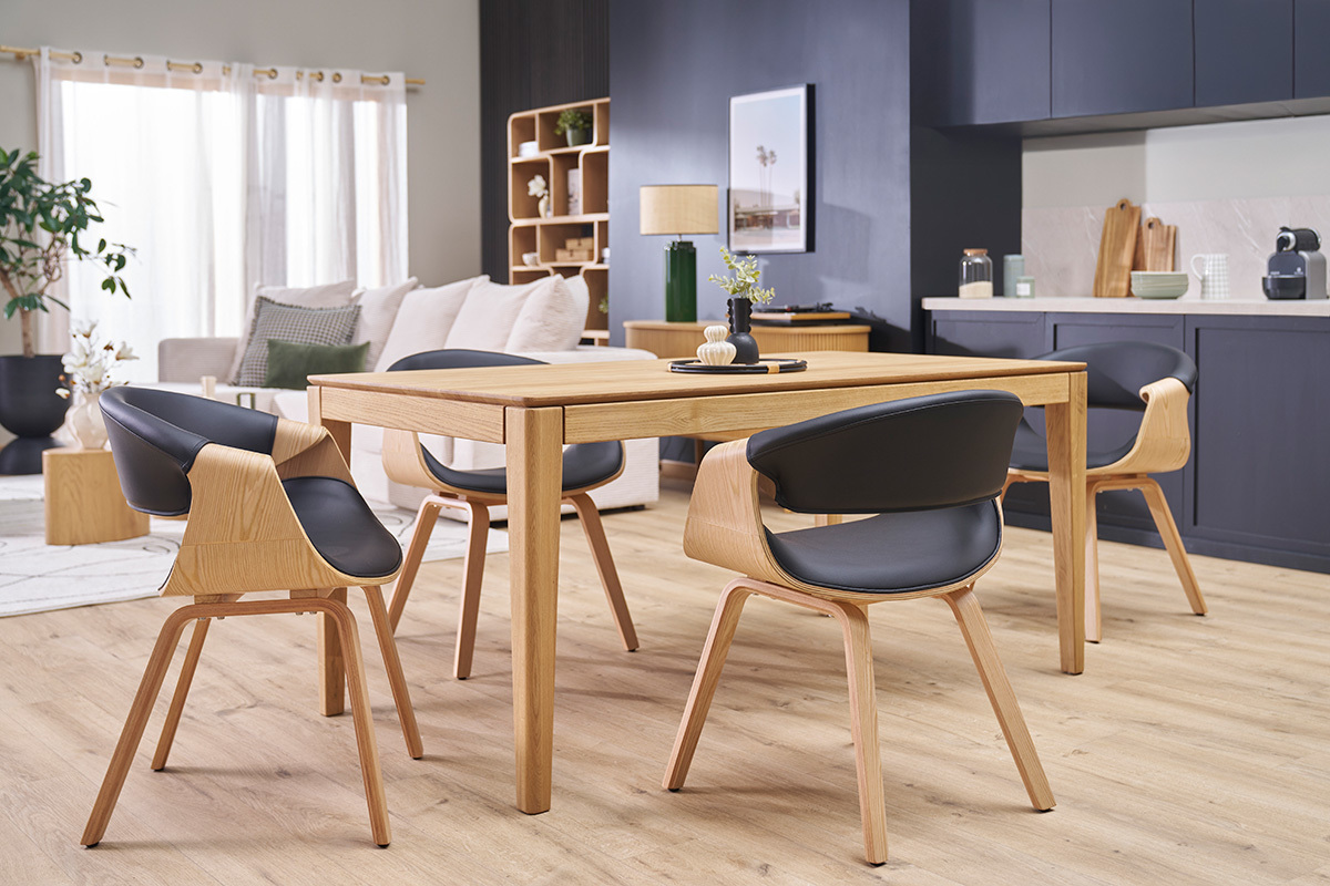 Chaises ARAMIS noires et bois clair autour d'une table � manger dans un salon moderne.