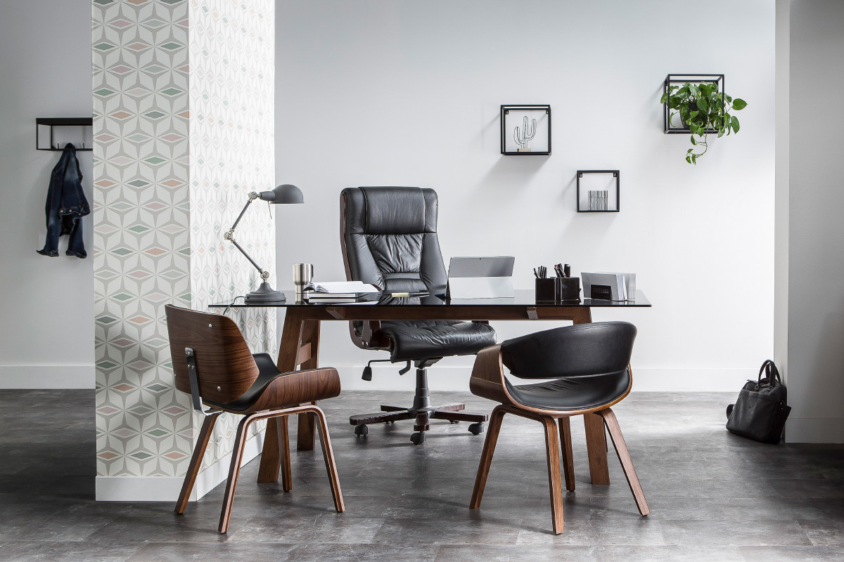 Chaises RUBBENS noires et bois autour d'un bureau moderne dans un bureau lumineux.