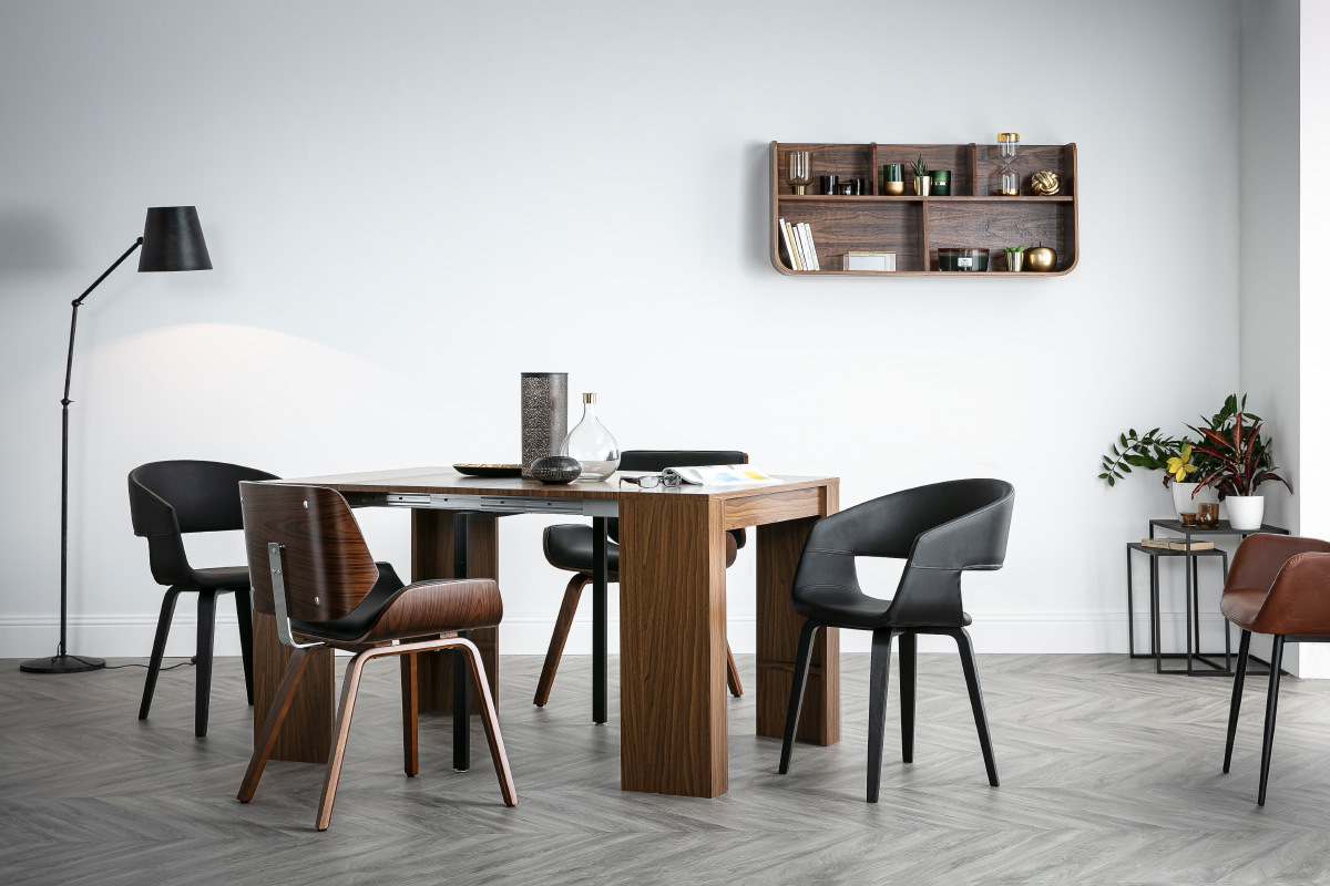 Ensemble de chaises RUBBENS noires et bois fonc� autour d'une table en bois dans un salon moderne.