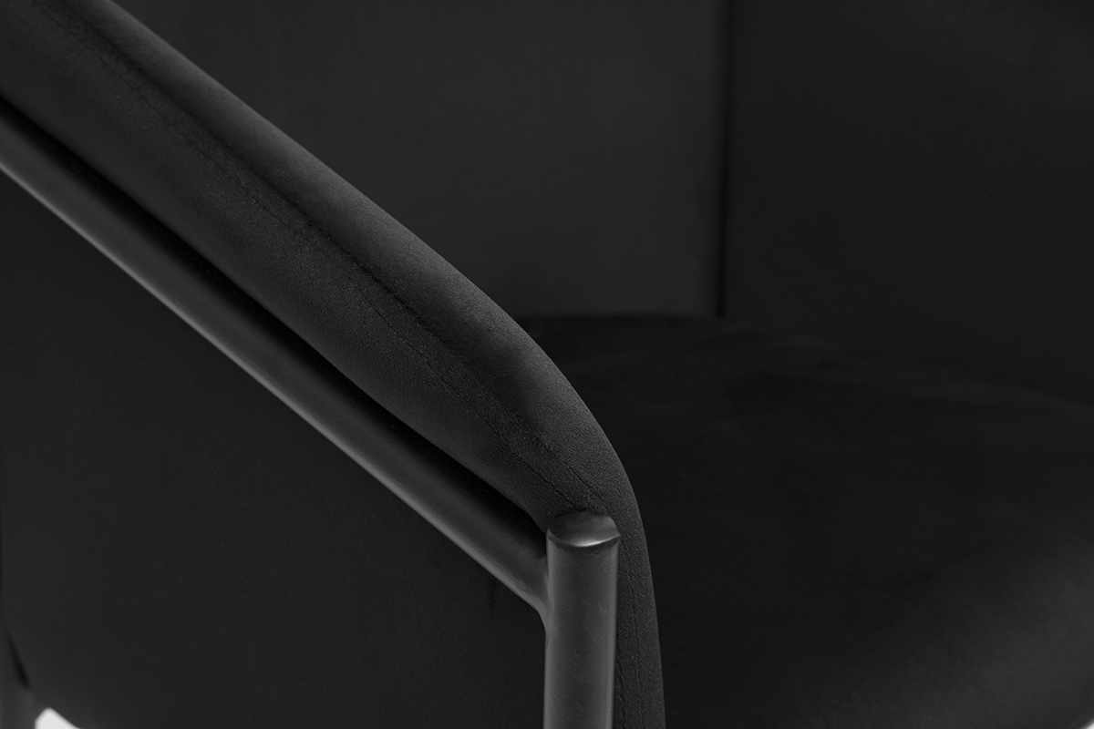 Zoom chaise noire BRIANE en tissu velours avec structure en m�tal noir