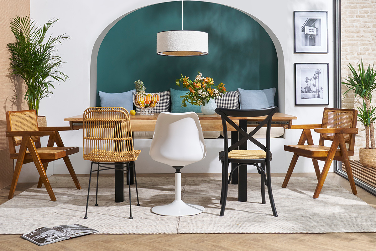 Chaise design pivotante blanc mat au centre d'une salle avec autres chaises en bois et m�tal.