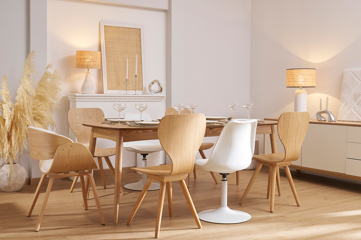 Salle � manger avec chaise pivotante blanche STEEVY V2 et chaises en bois autour d'une table.