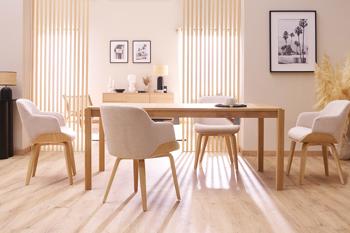 Salle � manger avec chaises EARL en tissu chenille beige et bois autour d'une table.