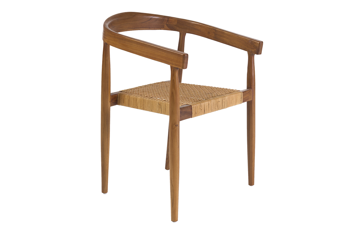 Chaise en bois teck massif avec cannage rotin, vue de 3/4