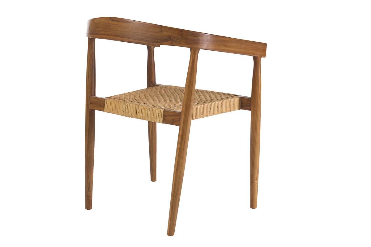 Chaise en teck massif et cannage rotin, vue de profil, design ethnique et vintage
