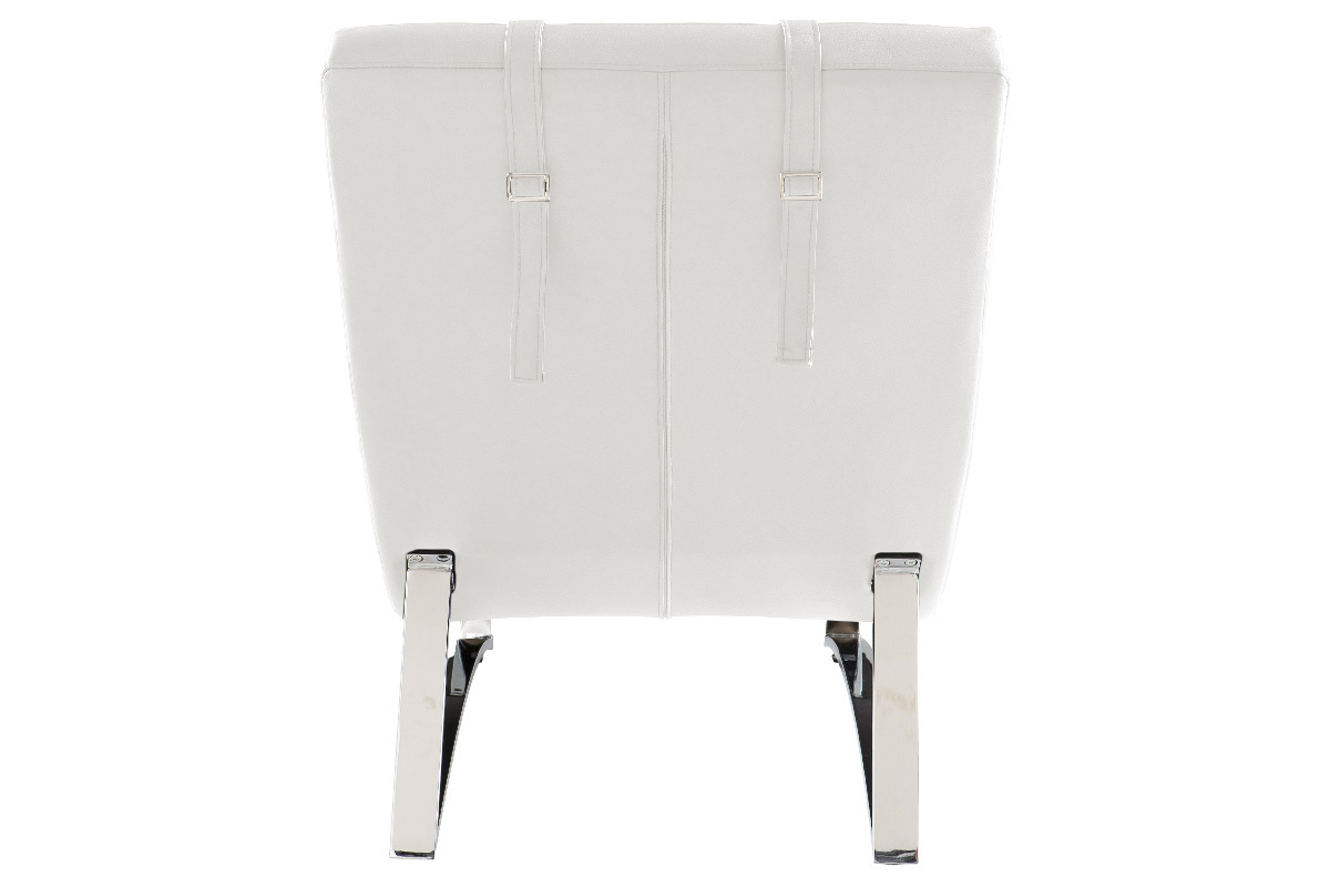 Chaise longue design blanche en arri�re-plan, pi�tement en acier chrom�, vue de dos.