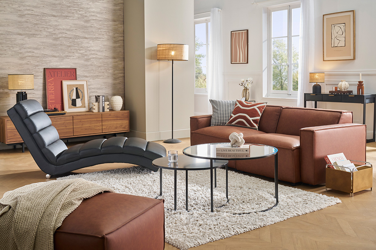 Chaise longue design noir TAYLOR en cuir et acier chrom� dans un salon moderne.