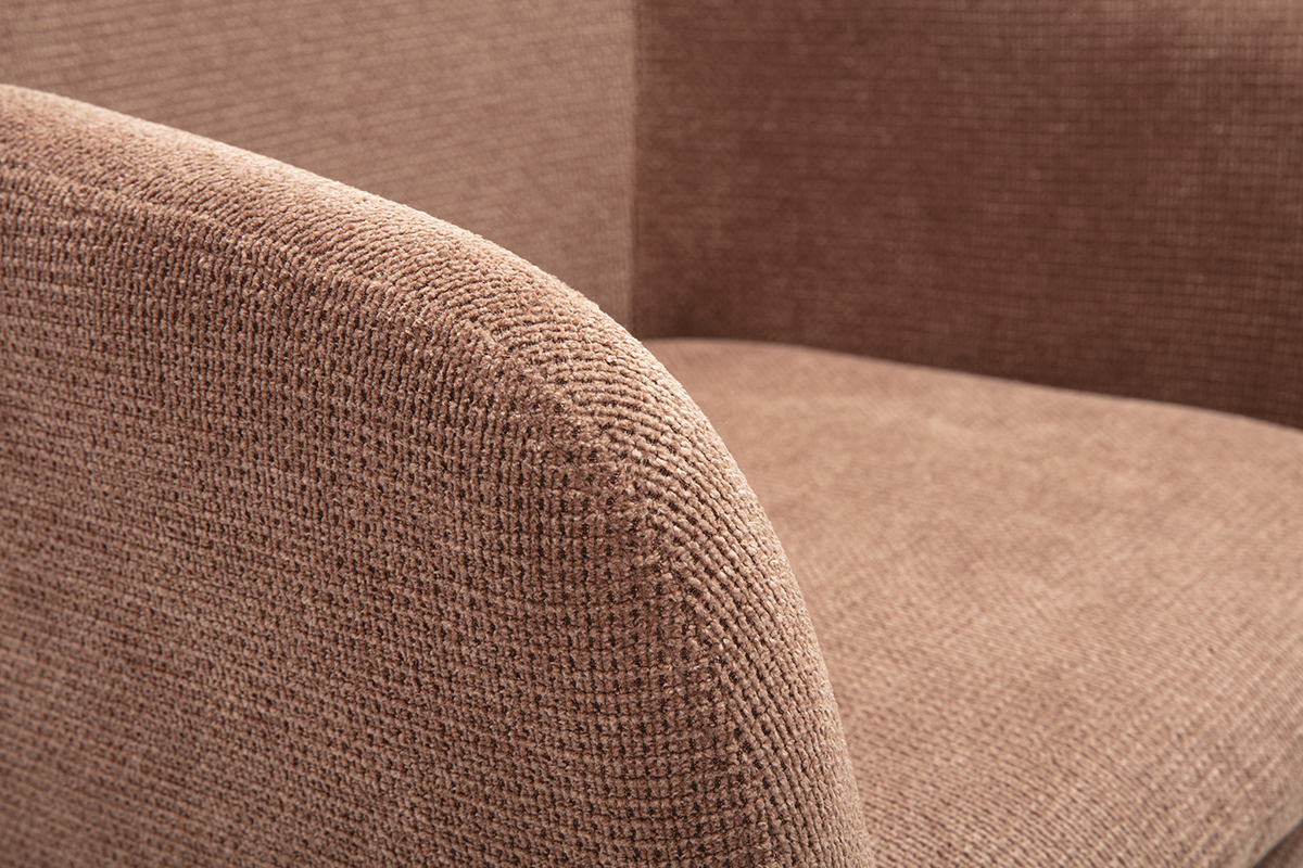 D�tail de la chaise pivotante AMIKA, tissu chenill� terre br�l�e et accoudoir courb�.