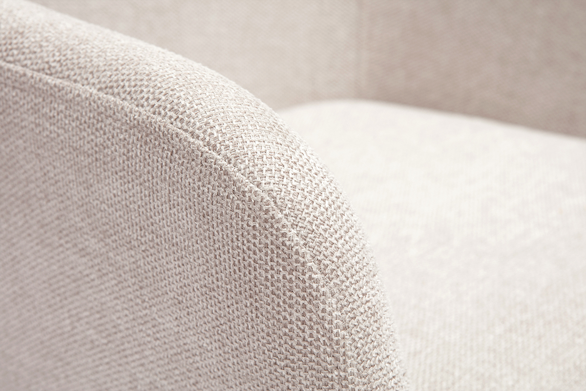 Gros plan sur le tissu effet velours textur� beige de la chaise AMIKA.