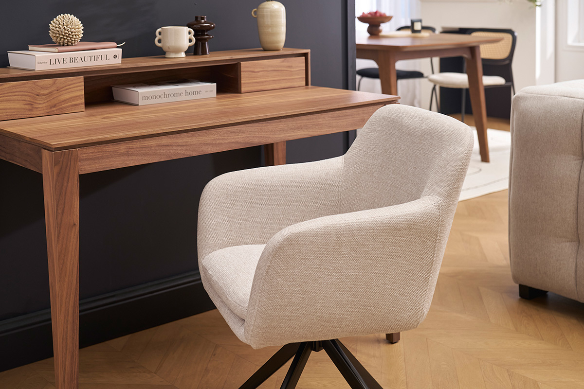 Chaise pivotante 360� beige en tissu � c�t� d'un bureau en bois.