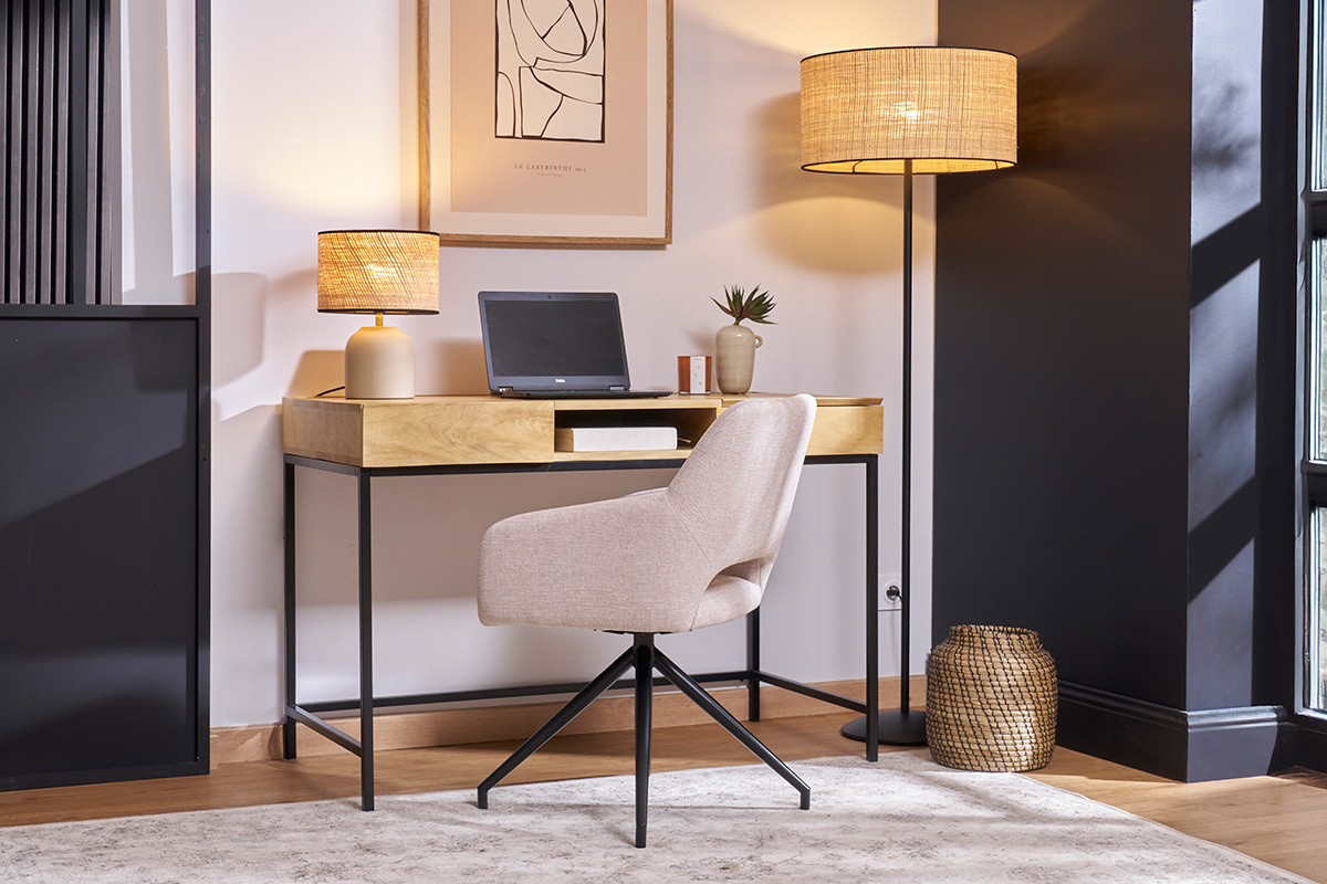 Chaise pivotante en tissu beige et m�tal noir, vue de dos dans un bureau moderne.