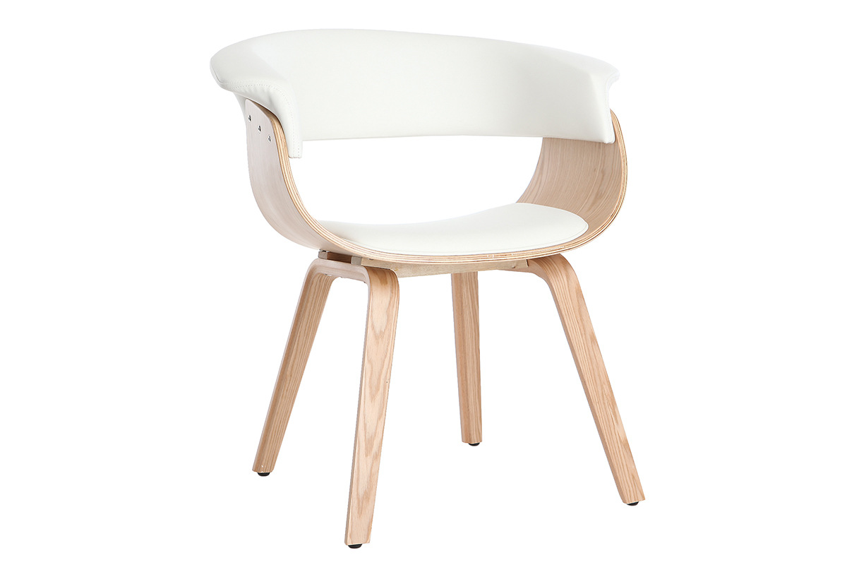 Chaise scandinave en bois clair avec assise blanche, vue de trois-quarts.