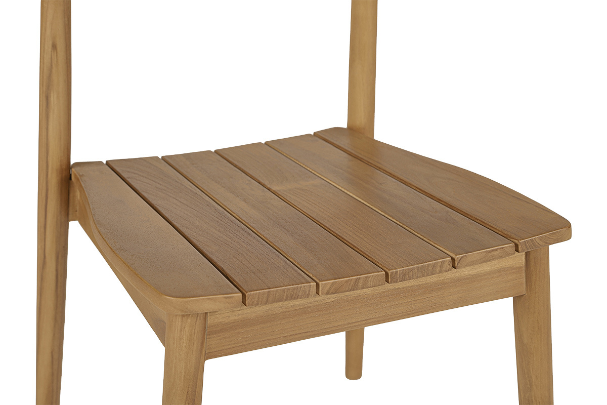 Vue en d�tail d'une chaise de jardin en teck massif, montrant l'assise design en lattes