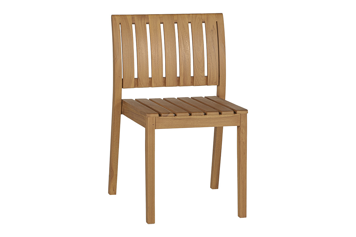 Chaise de jardin empilable en bois teck massif, vue de 3/4, design �pur� sans accoudoirs.