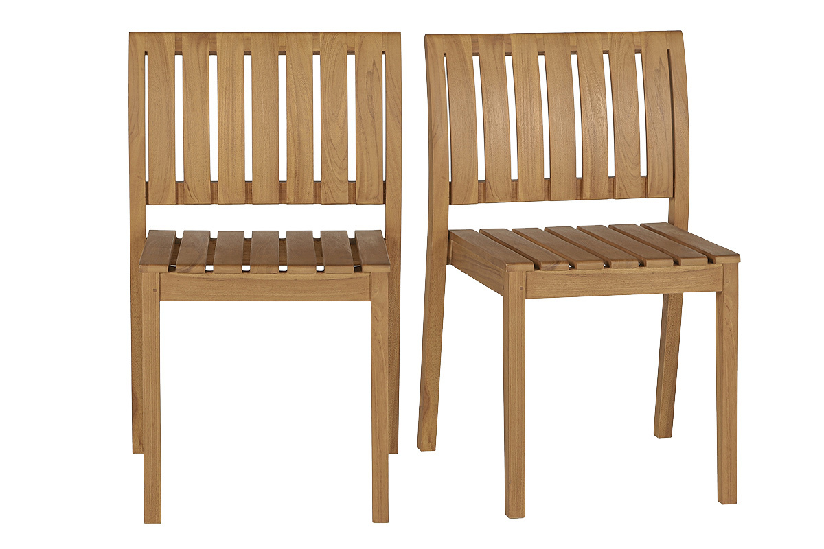 Lot de 2 chaises de jardin en teck massif, vue de face avec design �pur� et dossier incurv�.