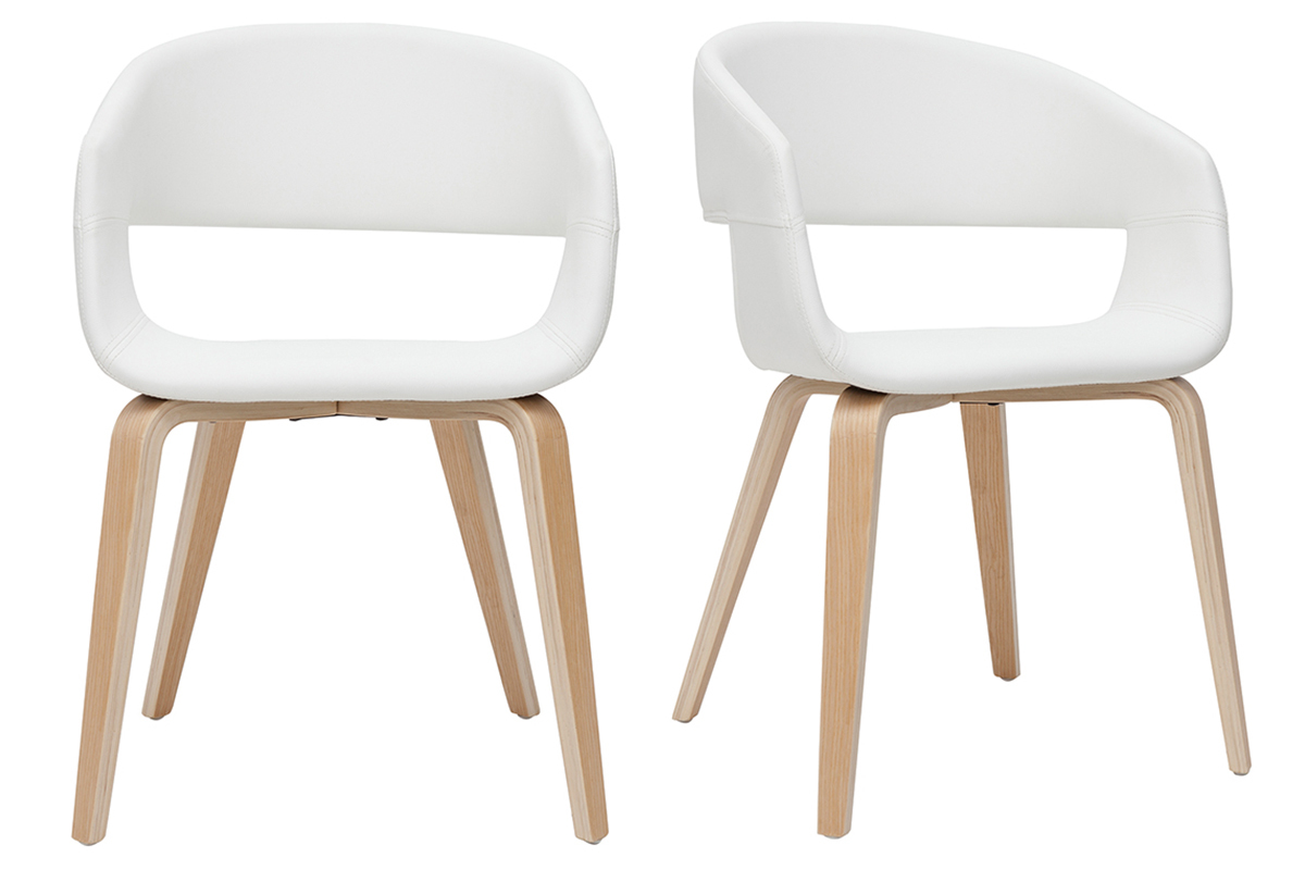 Deux chaises blanches avec pieds en bois clair, vue de face.