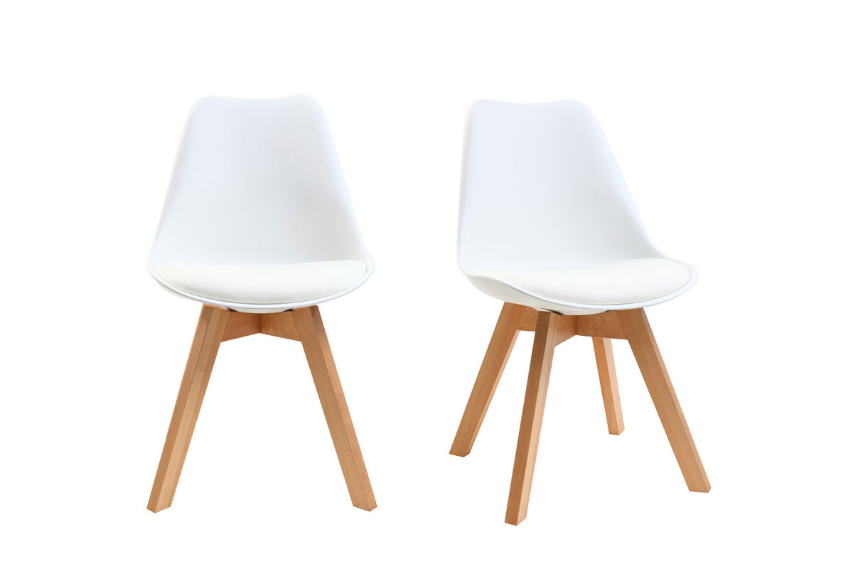 Deux chaises design blanches avec pieds en bois clair, vue de face.