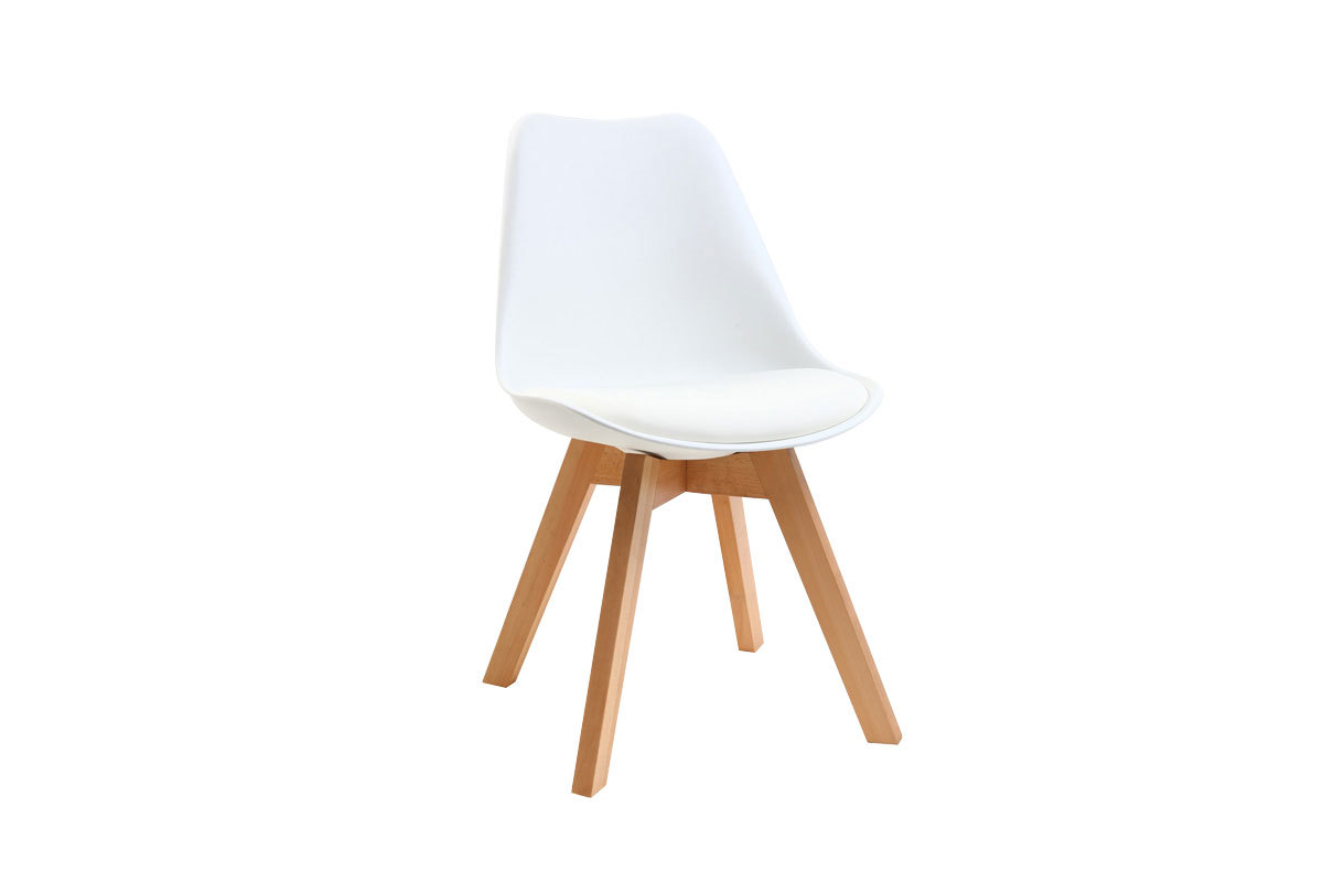 Chaise design blanche avec pieds en bois clair, vue de 3/4.