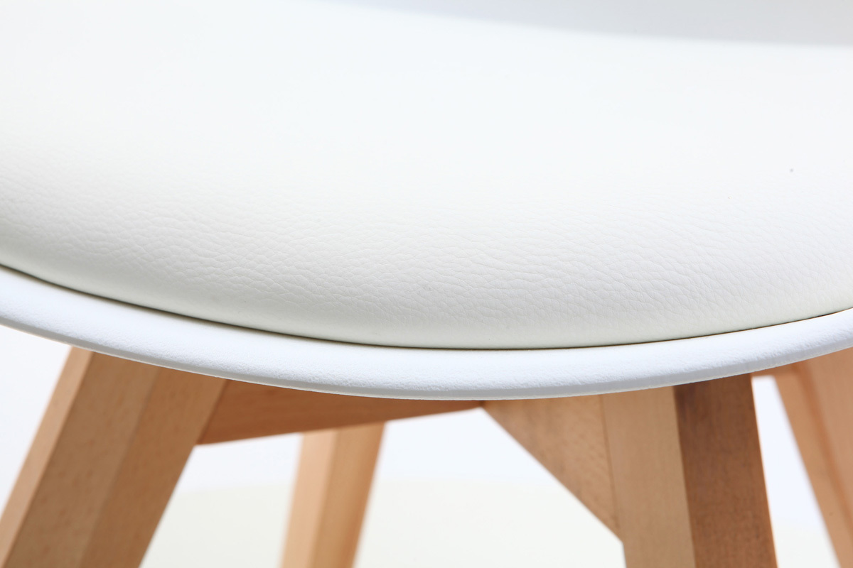 Zoom sur l'assise blanche en polyur�thane et pieds en bois clair de la chaise PAULINE.
