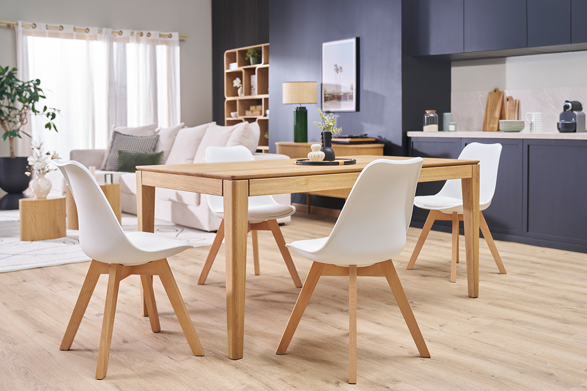 Chaises design blanches et bois clair autour d'une table dans un int�rieur moderne.