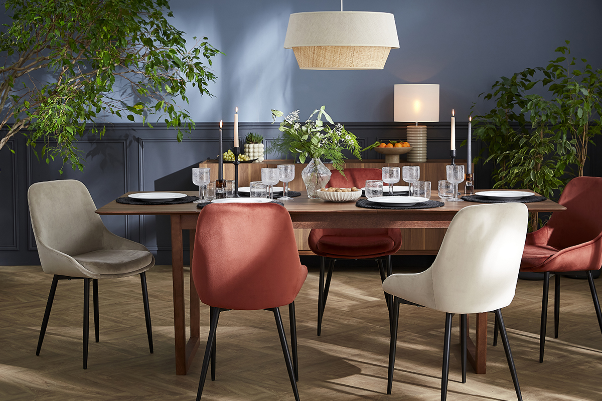 Chaises design color�es, pr�sent�es autour d'une table � manger.