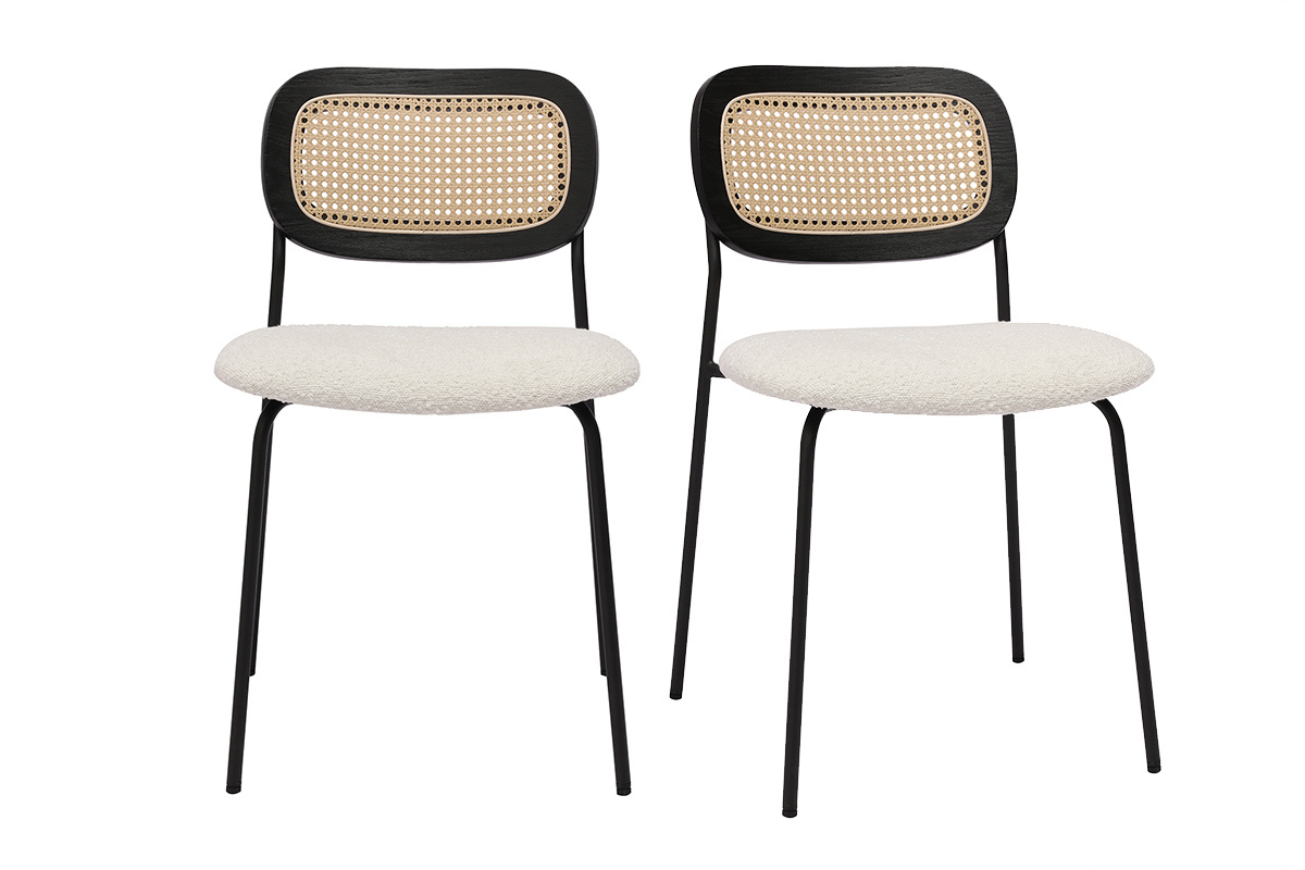 Deux chaises avec assise blanche en tissu effet laine, dossier en cannage rotin, pieds en m�tal noir, vue de face.