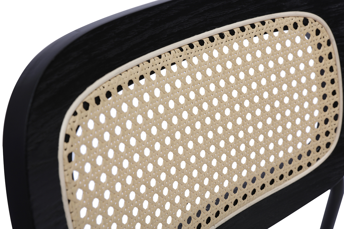 Dossier en cannage rotin synth�tique des chaises MIRANDA avec cadre en m�tal noir.