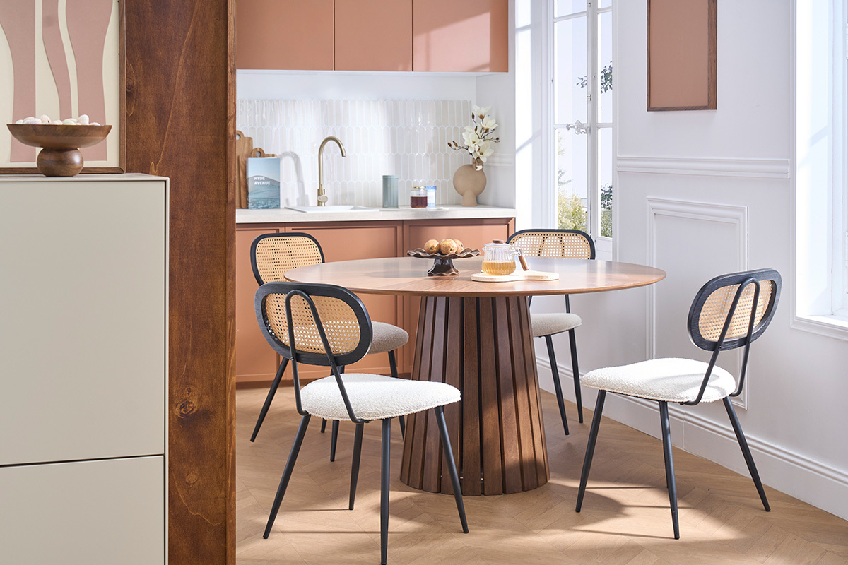 Chaises design SWANN en tissu boucl� et cannage, autour d'une table en bois dans une cuisine moderne.