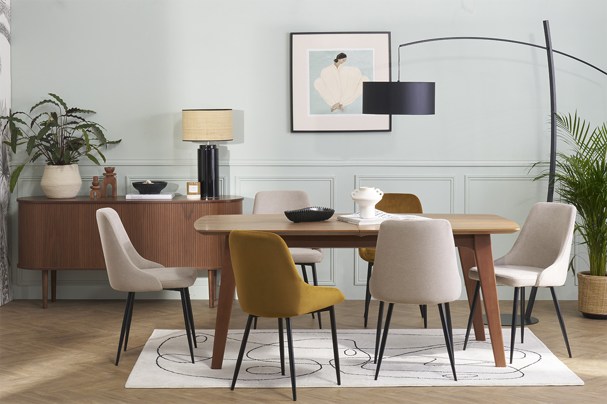 Salle � manger avec chaises beige en tissu effet velours et m�tal noir autour d'une table en bois.
