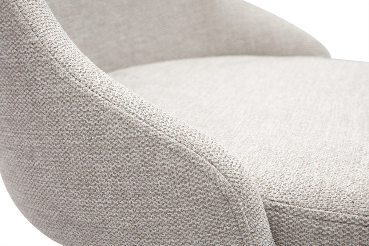 Gros plan d'une chaise en tissu effet velours beige naturel.