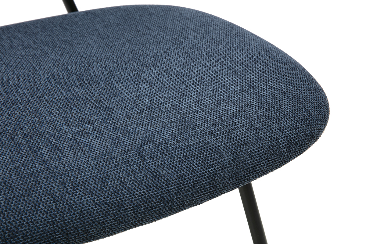D�tail d'une chaise design en tissu bleu fonc� effet velours textur� avec structure en m�tal noir.