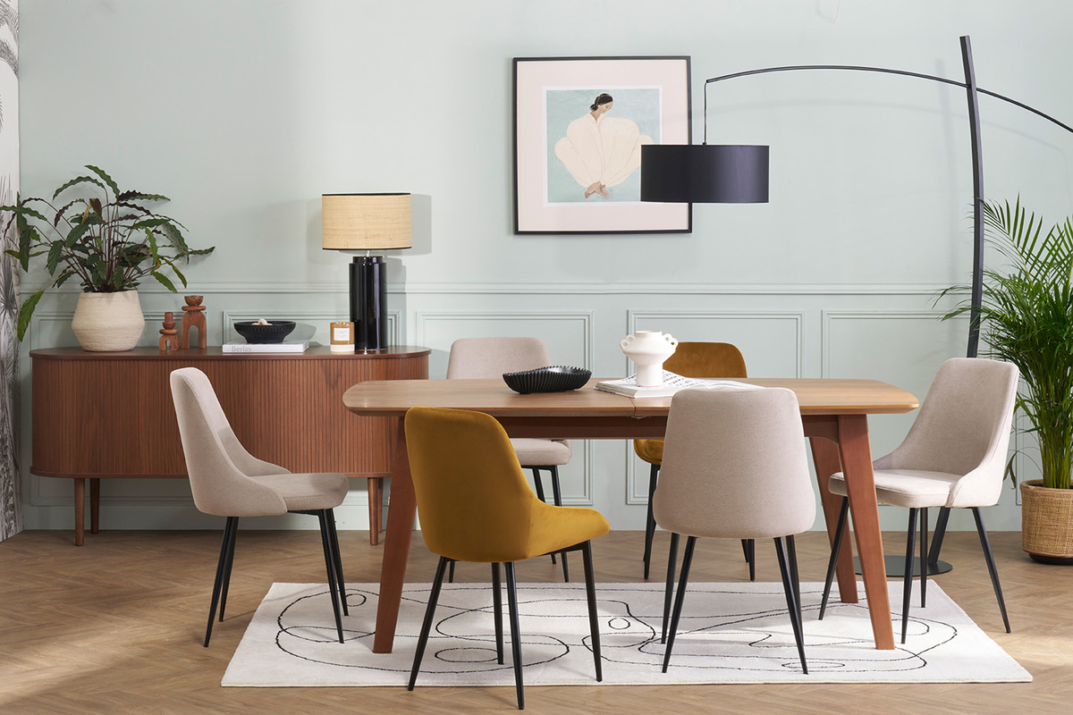 Chaises design color�es dans une salle � manger moderne.
