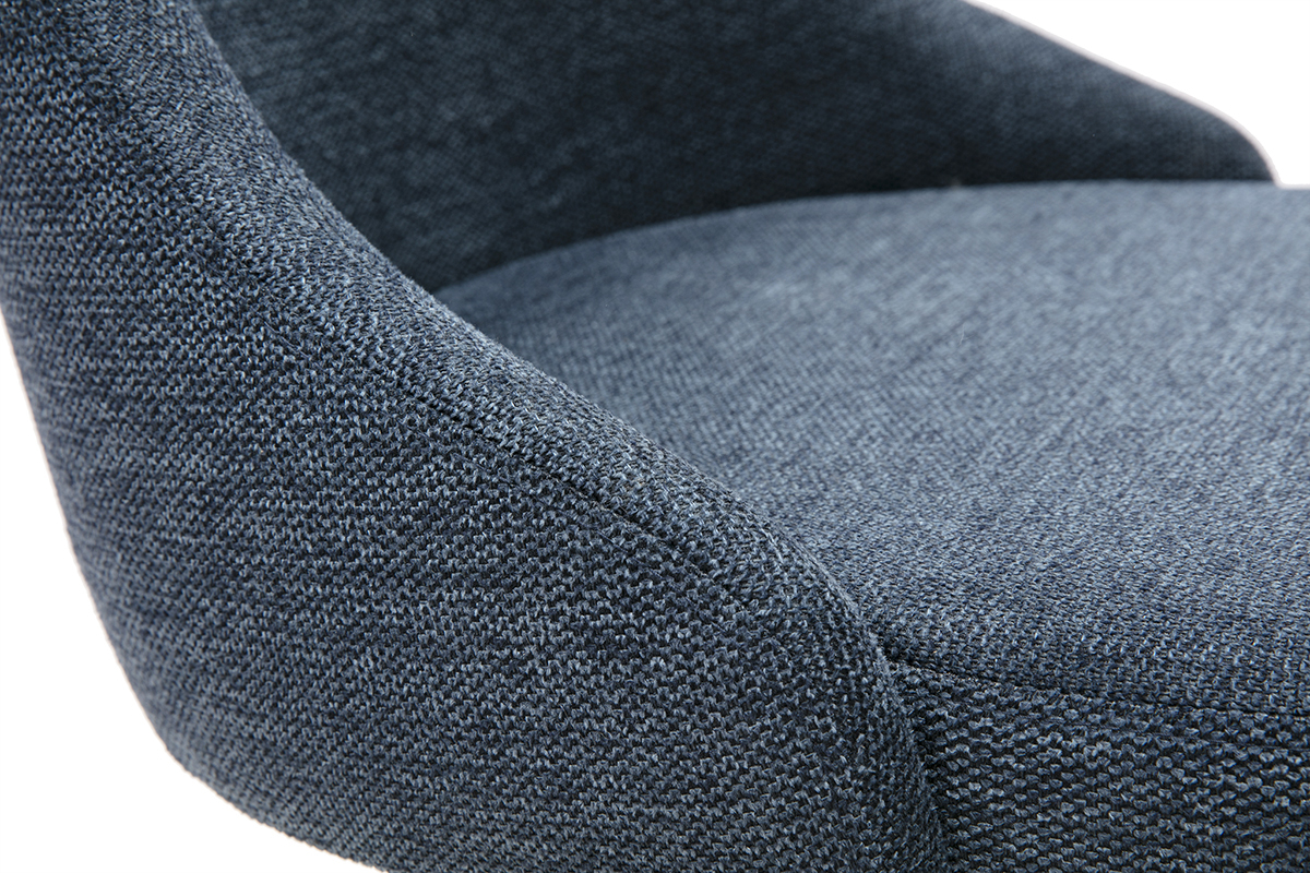 D�tail d'une chaise design en tissu effet velours textur� bleu fonc� avec pi�tement en m�tal noir.