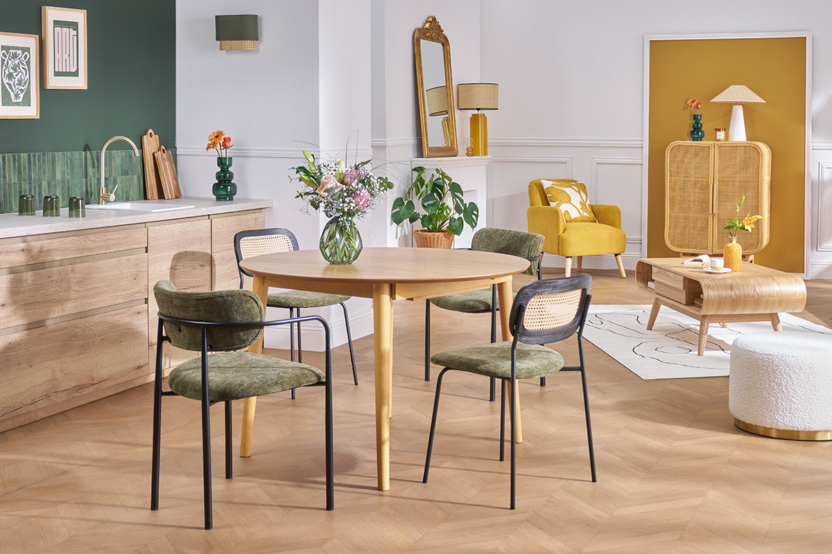 Chaises vert kaki effet velours autour d'une table en bois dans un salon.