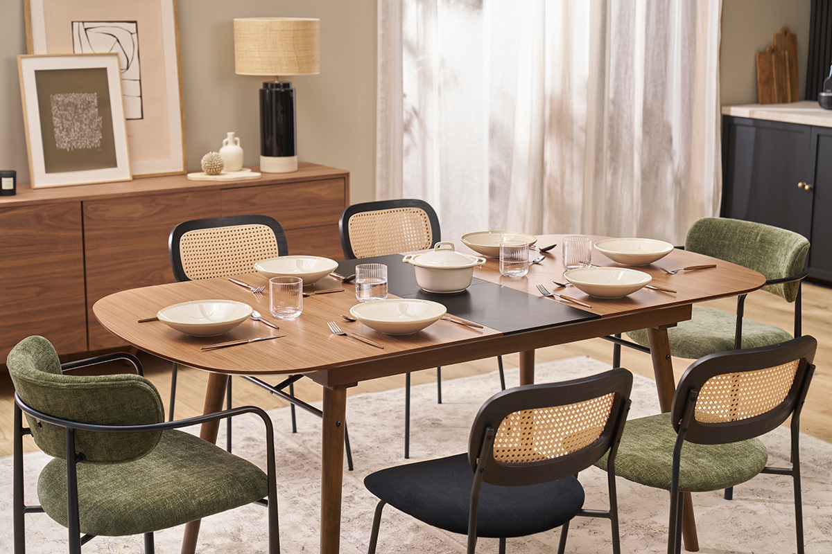 Chaises MIRANDA vert kaki et cannage rotin autour d'une table de salle � manger.