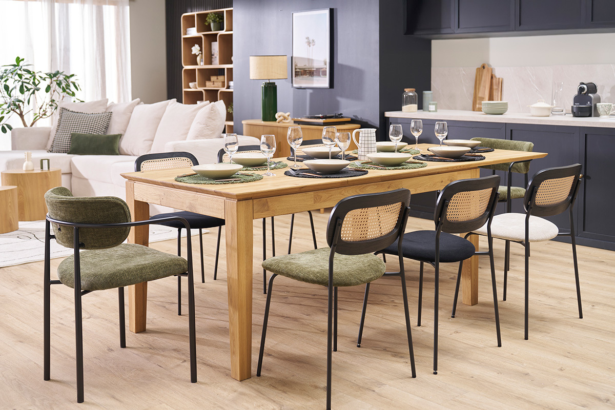 Chaises vert kaki en tissu et rotin autour d'une table en bois dans une salle � manger moderne.