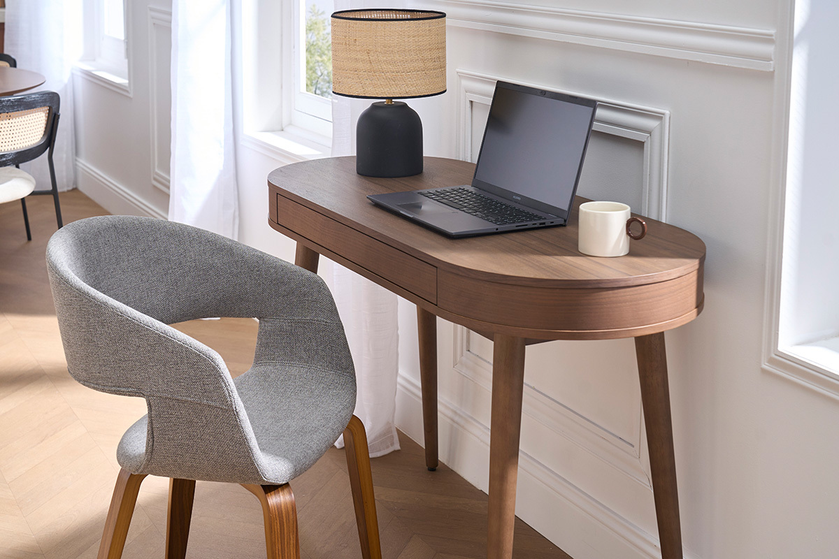 Chaise design en tissu gris avec pieds en bois fonc�, vue lat�rale pr�s d'un bureau.