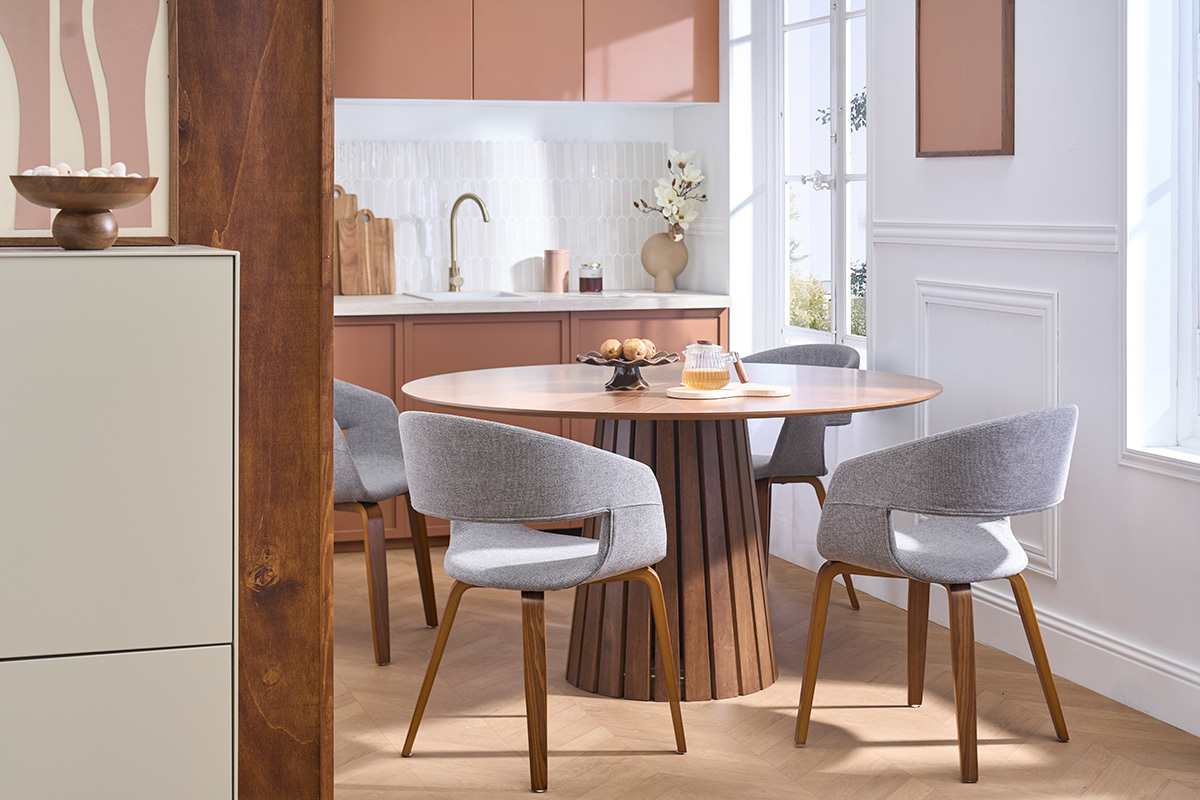Chaises design SLAM en tissu gris avec pieds en bois fonc�, autour d'une table en bois, int�rieur moderne.