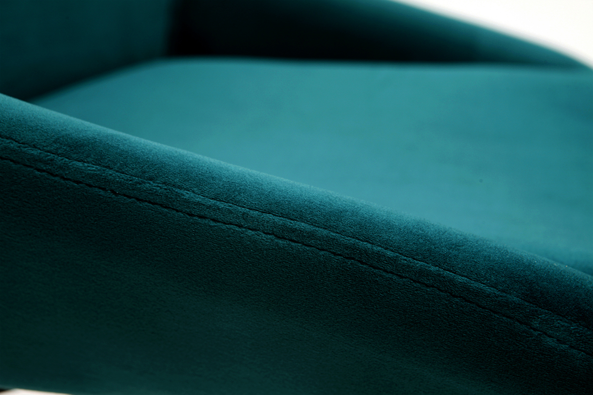Gros plan sur le tissu velours bleu p�trole de la chaise HOLO.
