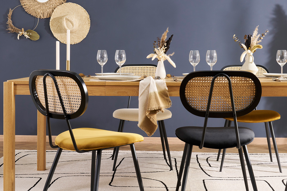 Chaises SWANN en velours bronze et rotin autour d'une table en bois, vue de dos.
