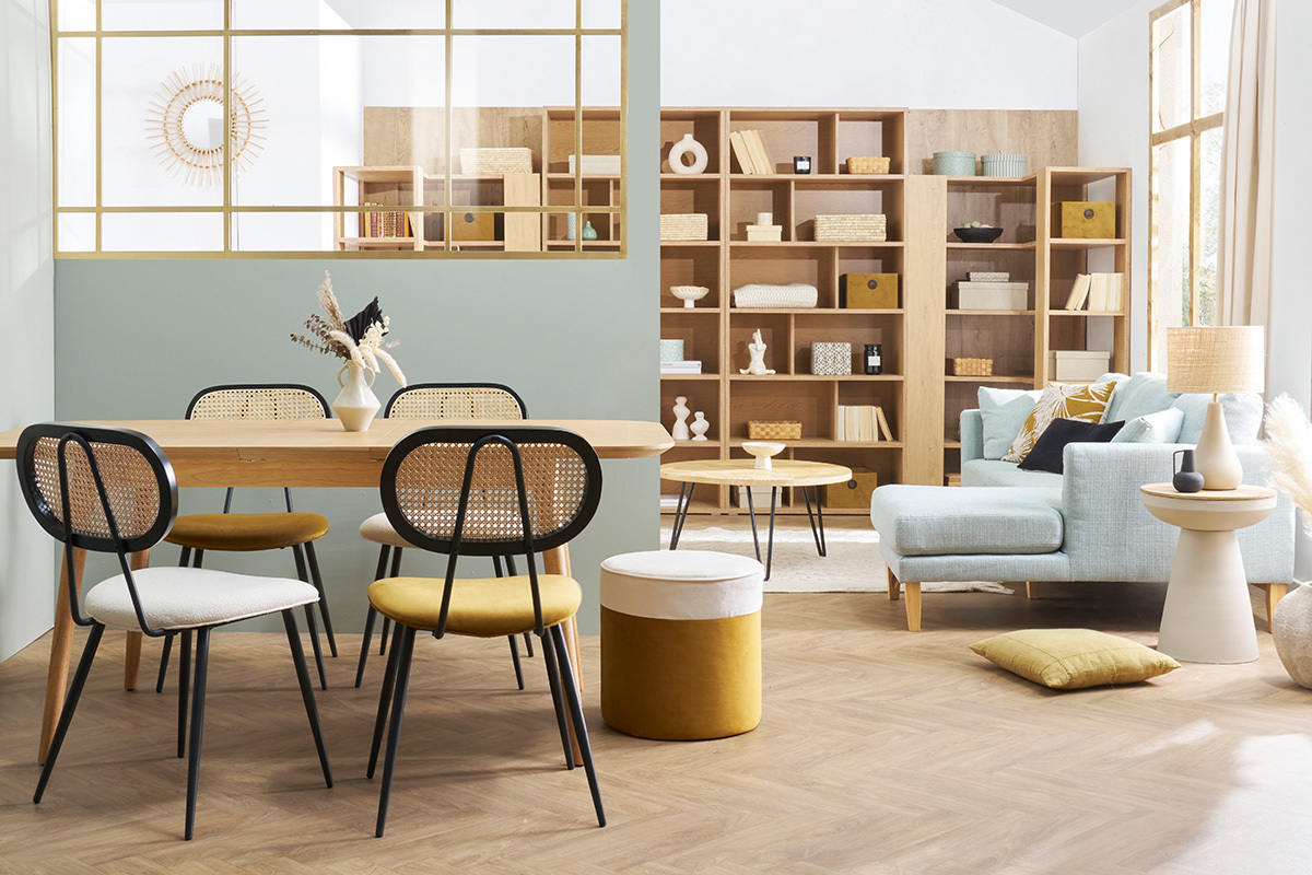 Salle � manger avec chaises en velours bronze et cannage rotin autour d'une table en bois.